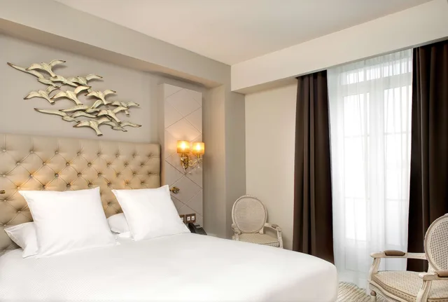 غرفة كلاسيكية في الطابق الأرضي، GRAND HOTEL DES SABLETTES PLAGE, CURIO COLLECTION BY HILTON 1/3