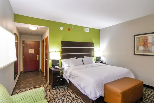 غرفة بسرير كينج مع أريكة بمطبخ صغير لذوي الإعاقة، Hampton Inn Foley 4/10