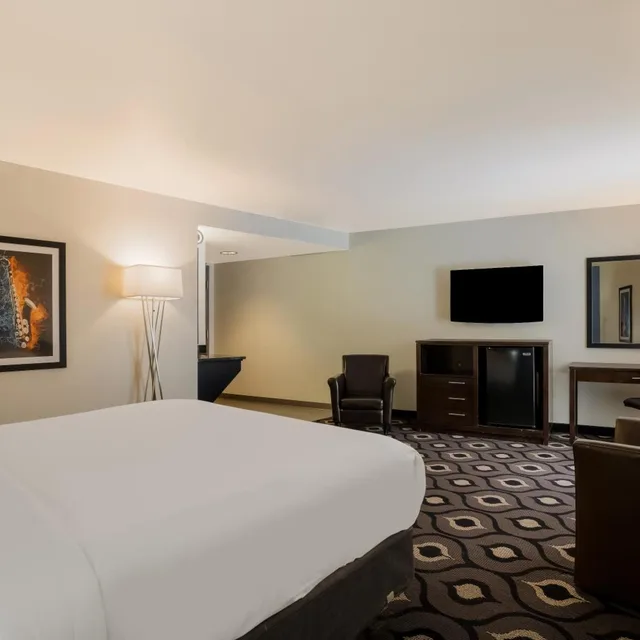Deluxe, Queen Bed, Grand Z Hotel Casino by Red Lion Hotels 2/3