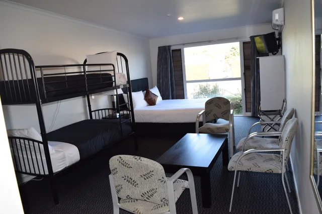 غرفة رباعية بسرير كينج وسرير بطابقين بإطلالة على المدينة، Silver Fern Lodge 3/4