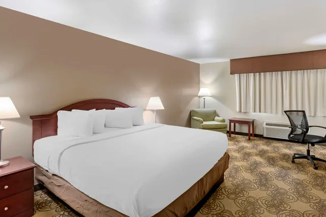 غرفة بسرير كينج بحوض جاكوزي، Best Western Elko Inn 1/4