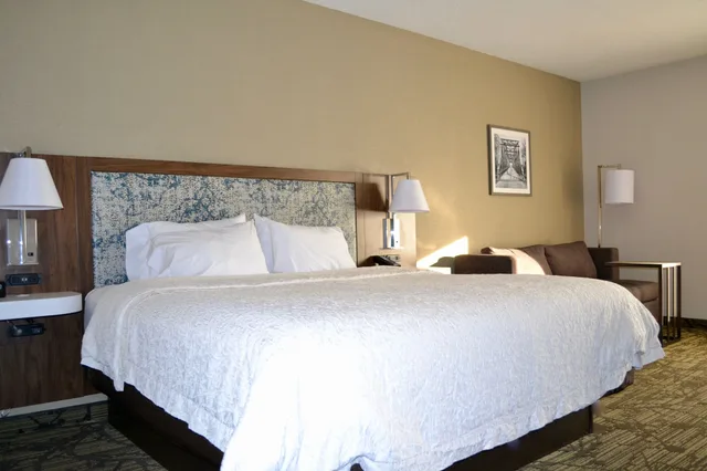 غرفة بسرير كينج مع أريكة، Hampton Inn Medina 3/6