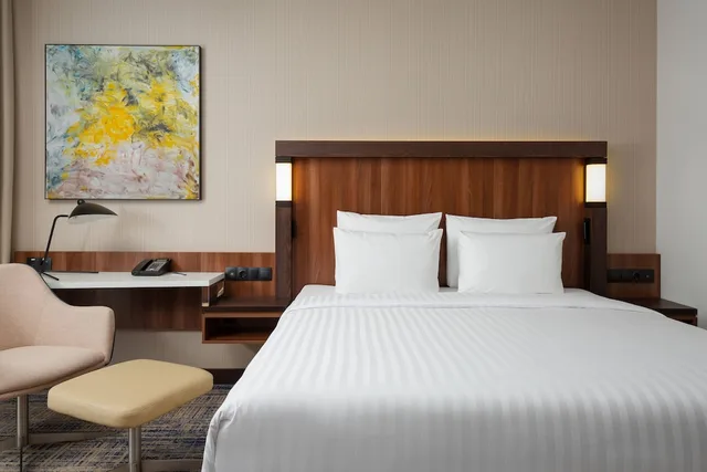 جناح جونيور بسرير كينج بغرفة نوم واحدة مع أريكة، Courtyard by Marriott Tashkent 7/10