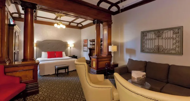 Suite, King Bed, Sofa, Living Area, Idlewyld Inn & Spa, WorldHotels Crafted 3/4