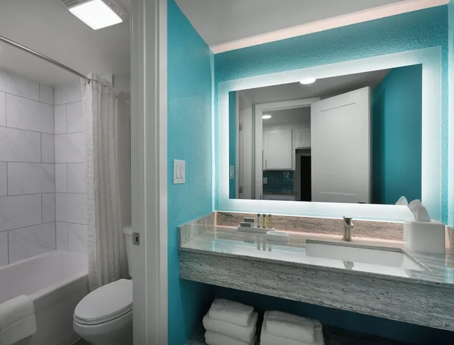 Suite, King Bed, Murphy Bed, Ocean Front, Sofa، Grande Cayman Resort 2/2
