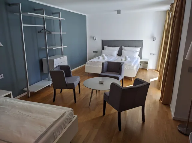 Atelier, 1 Queen and 1 Single Bed، Hotel Deutscher Kaiser 4/9