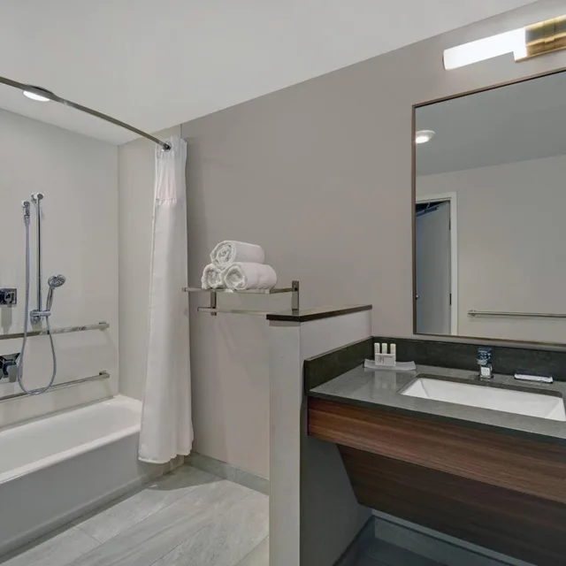 غرفة بسرير كينج وسريرين كوين، Fairfield Inn & Suites by Marriott Mansfield 4/7