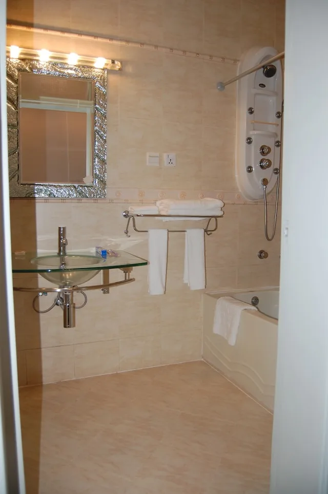 Executive, Suite, Queen Bed, Kingsbridge Royale Hotel 7/7