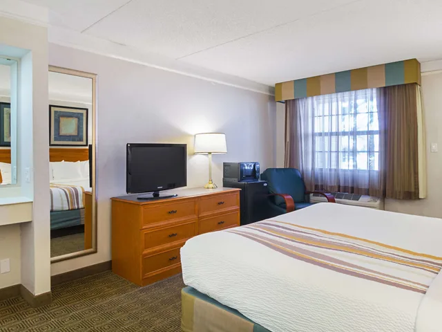 غرفة ديلوكس بسرير كينج، Ramada by Wyndham Westminster Denver 2/7