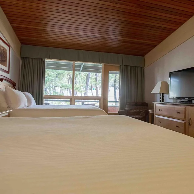 غرفة ديلوكس بسرير كوين، Fairmont Hot Springs Resort 3/8