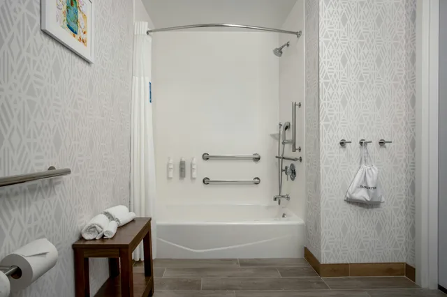 استوديو بسرير كينج لذوي الإعاقة، Hampton Inn and Suites Muncie 5/6