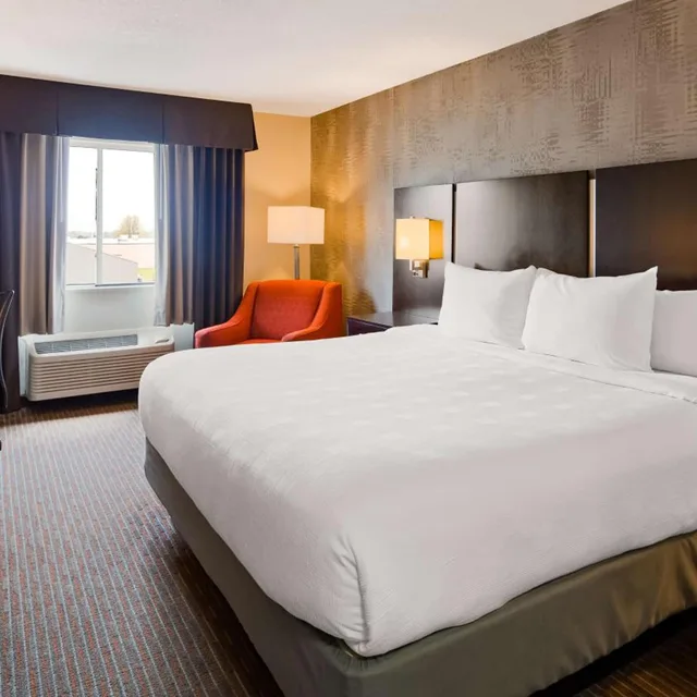 غرفة بسرير كينج بحوض استحمام لذوي الإعاقة، Best Western Pearl City Inn 1/5