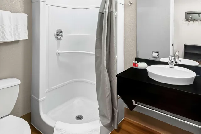 Room, 2 Double Beds, Econo Lodge Idaho Falls, ID 3/4
