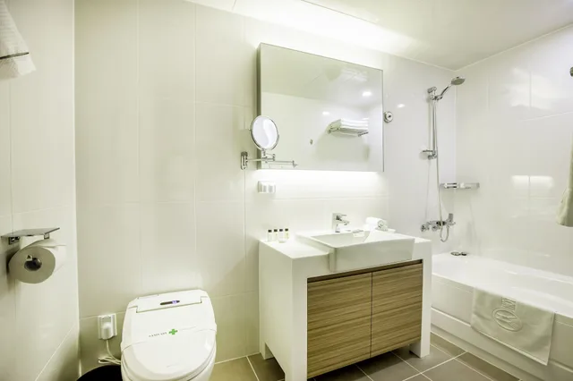Room, Triple, Double and Twin Beds, Hamilton Hotel 5/6