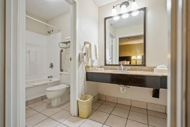 جناح فاخر بسريرين كوين، Coratel Plus Suites Wichita West Airport 5/7