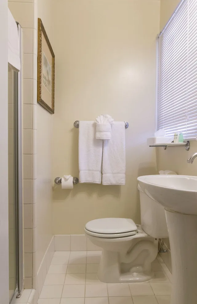 Room, Queen Bed, Coast Village Inn - Santa Barbara 6/6