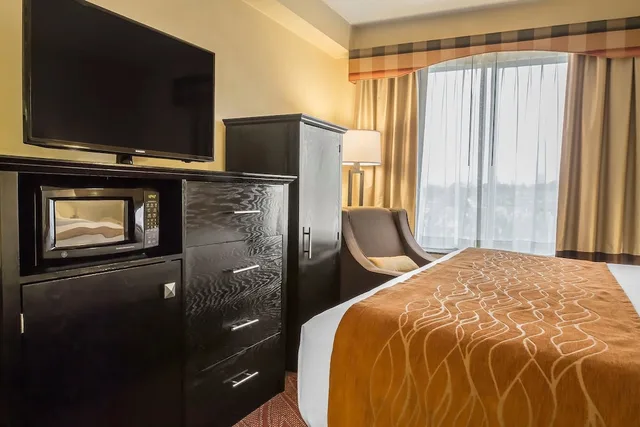 جناح بسرير كينج مع أريكة، Comfort Inn & Suites LaGuardia Airport 1/9