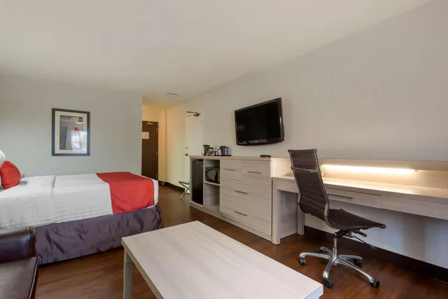 غرفة بسرير كوين مع أريكة، Village Park Inn Calgary 3/4