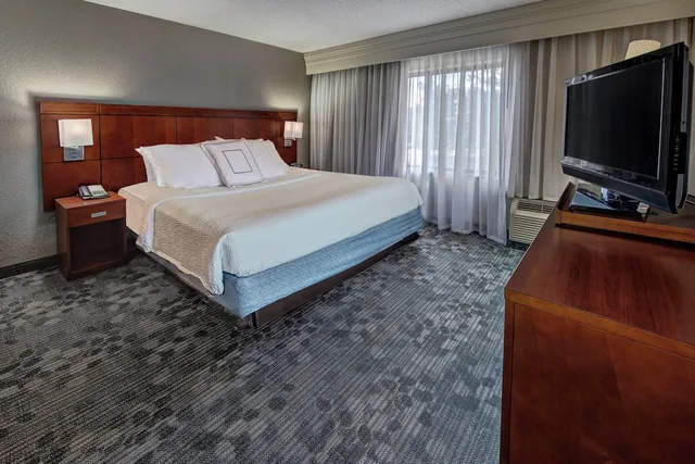 غرفة بسرير كينج مع أريكة لذوي الإعاقة، Courtyard by Marriott Troy 1/4