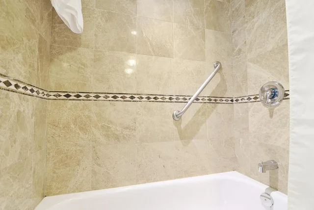 Room, King Bed, Accessible, Woodbine Hotel and Suites 4/6