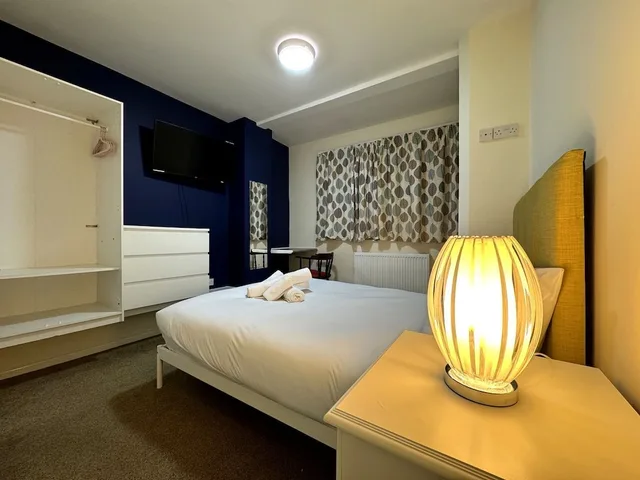 Comfort, Apartment, Queen Bed, Private Bathroom, Crofton House Hotel 4/4