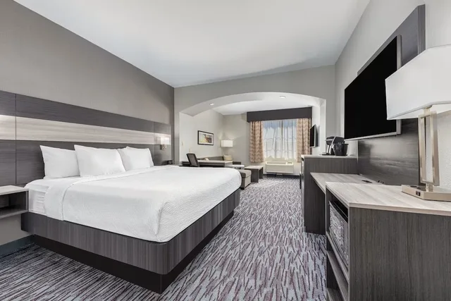 غرفة تنفيذية بسرير كينج، La Quinta Inn & Suites by Wyndham Allen at The Village 2/9