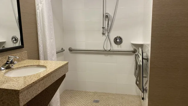 غرفة قياسية بسريرين كوين لذوي الإعاقة، Holiday Inn Hotel Amp Suites Bakersfield North 3/4