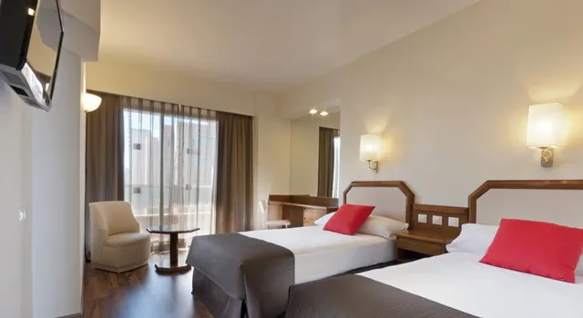 غرفة قياسية ثلاثية، Senator Barajas Hotel 2/2
