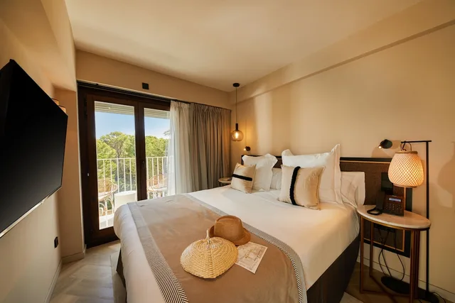 غرفة بسرير كوين بشرفة، Belle Marivent Mediterranean Petit Hotel 1/2