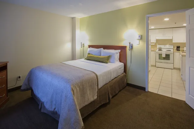 Suite, Queen Bed, Sofa, Kitchen, Hotel Saint Laurent Montreal 3/10