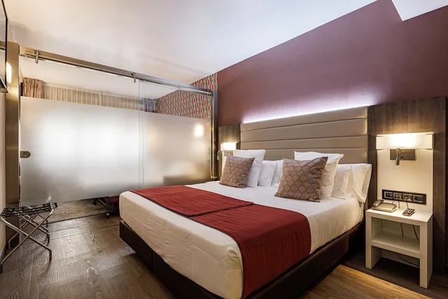 غرفة ديلوكس رباعية بسرير كينج مع أريكة، Hotel Ronda Lesseps 6/10