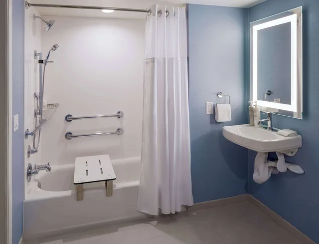 غرفة بسريرين كوين بحوض استحمام لذوي الإعاقة، Hilton Garden Inn Dana Point Doheny Beach 2/2