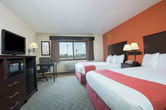 غرفة بسريرين كوين لذوي الإعاقة، AmericInn by Wyndham Ames 1/5