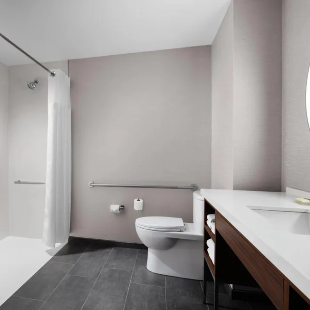 غرفة بسرير كينج وسريرين كوين، Courtyard by Marriott Calgary Downtown 6/6