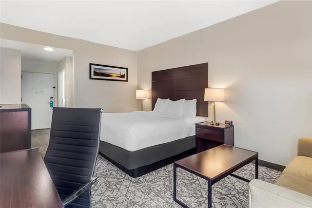 Upgrade, King Bed، Quality Inn Suites Nj State Capital Area 3/5