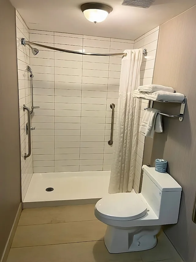 غرفة بسرير كوين لذوي الإعاقة، Radisson Hotel & Conference Centre West Edmonton, AB 6/7
