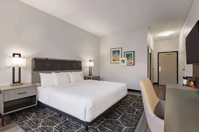 غرفة بسرير كينج، La Quinta Inn & Suites by Wyndham Dothan 3/5