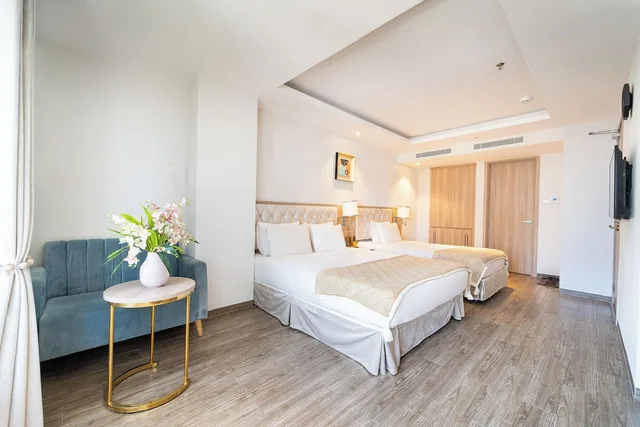 غرفة بريميير ثلاثية بسرير كوين وسرير فردي بإطلالة على المدينة بحوض استحمام، Nicecy Hotel Suites Spa 7/10