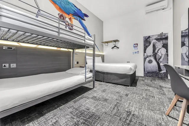 غرفة عائلية بسرير مزدوج وسرير بطابقين، Heeton Concept Hotel - Kensington London 7/7