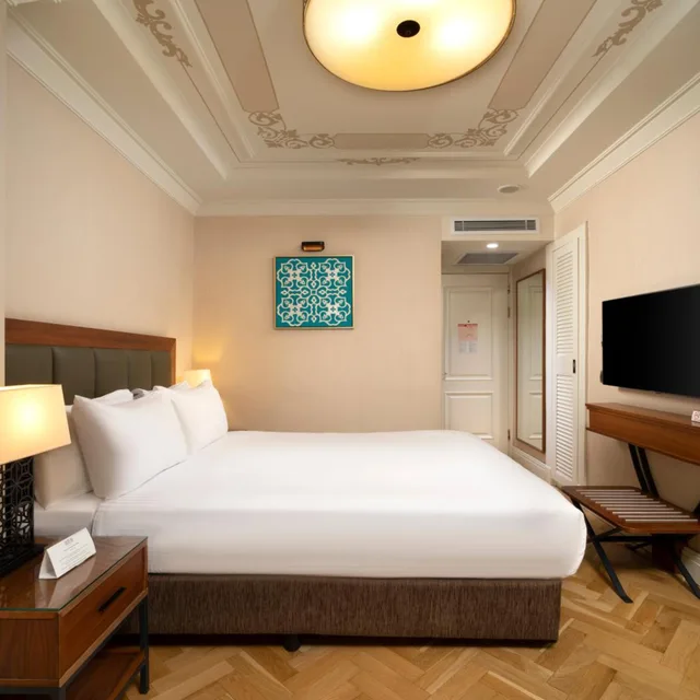 French, Twin Beds, Street View، Golden Age Hotel Taksim 1/10