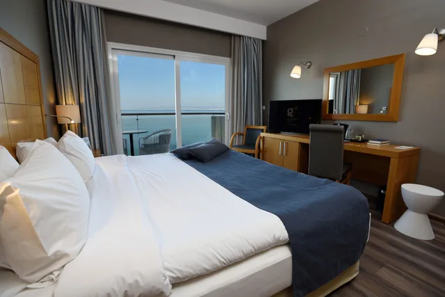 King Bed, Sea Front، Golden Star City Resort 2/10