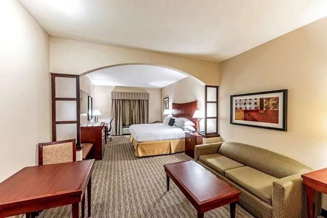 جناح بسرير كينج بحوض جاكوزي لذوي الإعاقة، Red Lion Inn Suites Mineral Wells 2/3