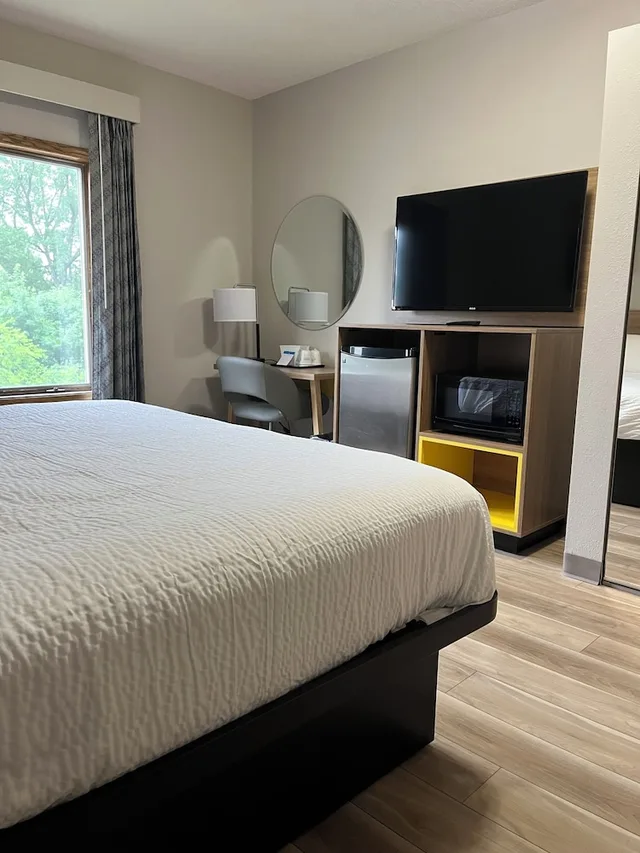 Room, King Bed, Days Inn by Wyndham Hutchinson 4/6