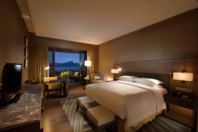 Deluxe, King Bed, Lake and Pool View، Hilton Wuhan Optics Valley 2/3