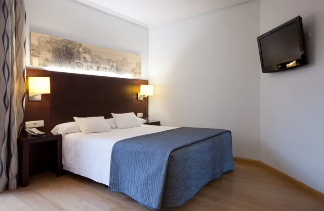 غرفة بسرير مزدوج أو سريرين منفصلين بشرفة، Hotel Porcel Ganivet 5/10