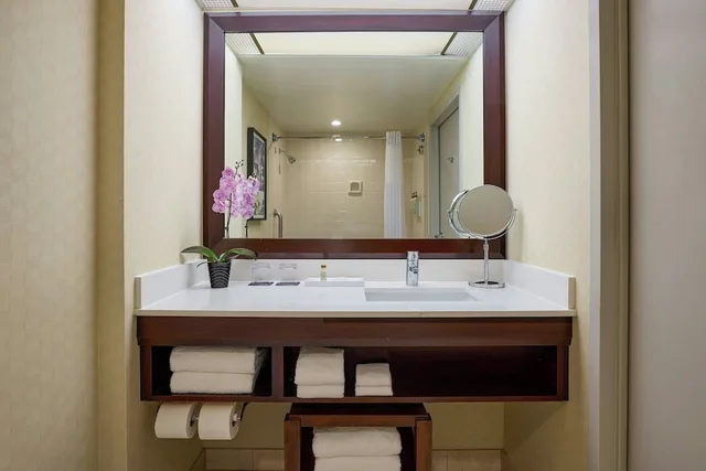 غرفة كلوب بسريرين كوين، Renaissance Los Angeles Airport Hotel 4/6