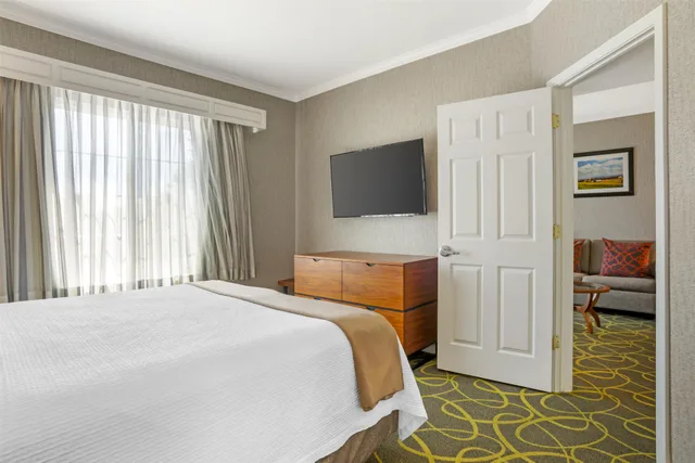 جناح بسرير كينج بمنطقة جلوس بحوض جاكوزي بمطبخ، Best Western Plus Dixon Davis 2/9