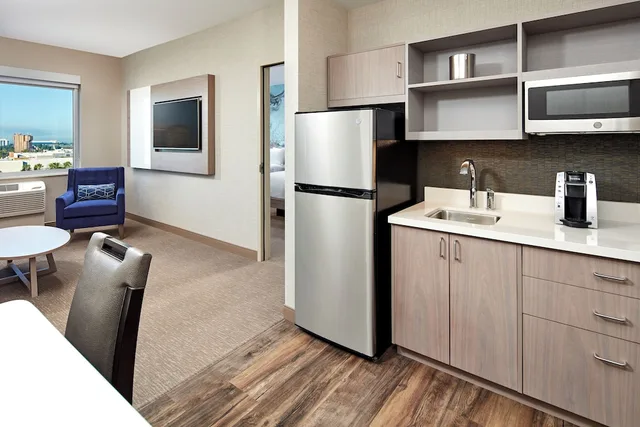 جناح بسرير كينج وسرير بطابقين مع سرير سحّاب إضافي مع أريكة لذوي الإعاقة، Anaheim Suites Hotel 5/5