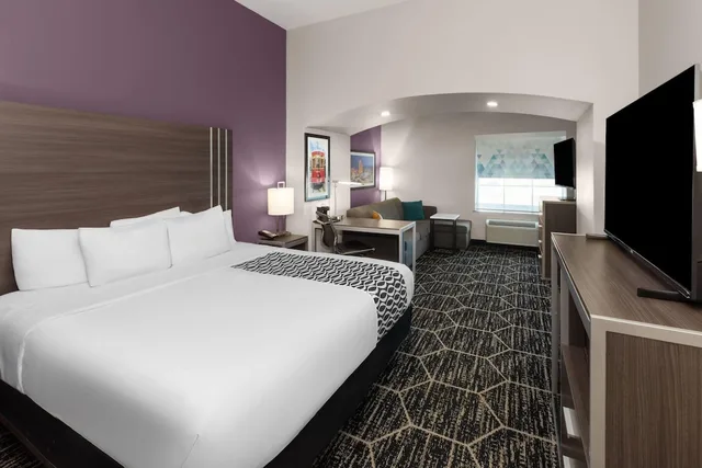 غرفة ديلوكس بسرير كينج، La Quinta Inn Suites Boutte 1/3