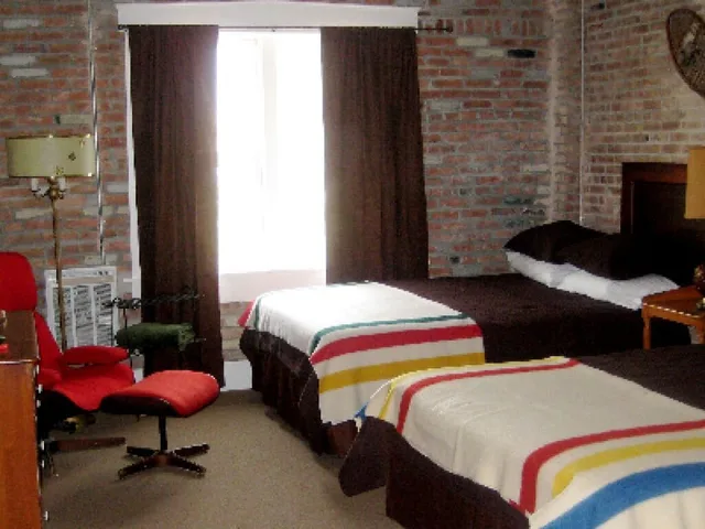 جناح بسريرين كوين، William Watson Hotel 5/7